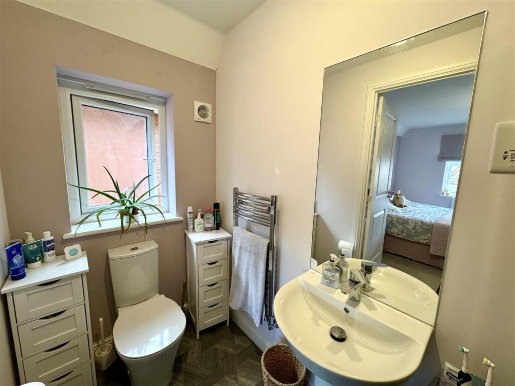 EN SUITE SHOWER ROOM
