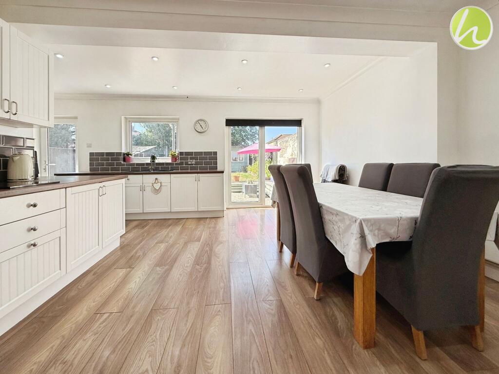 Kitchen/ Dining Room