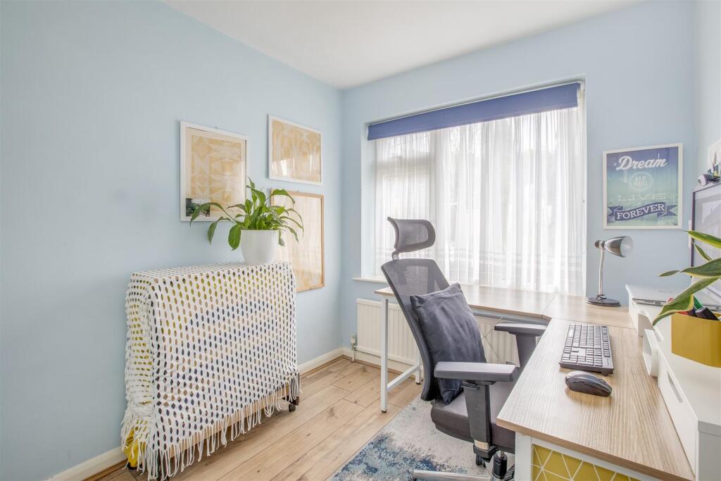 6 Baronsmead Road, HP12 3PQ-4.jpg