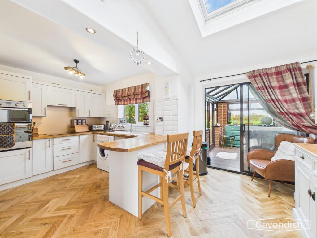 KITCHEN/BREAKFAST AREA