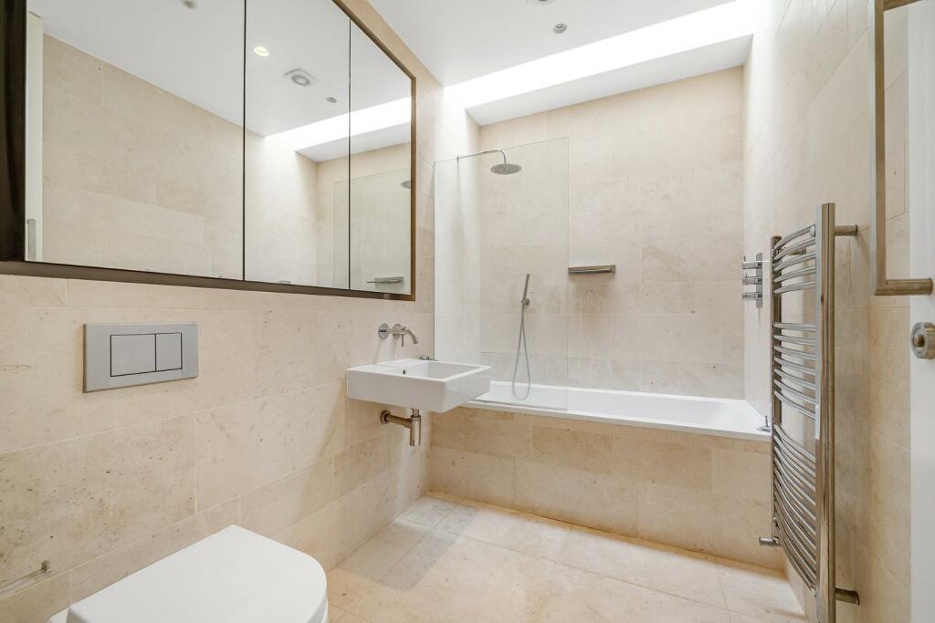 Main bathroom.JPG