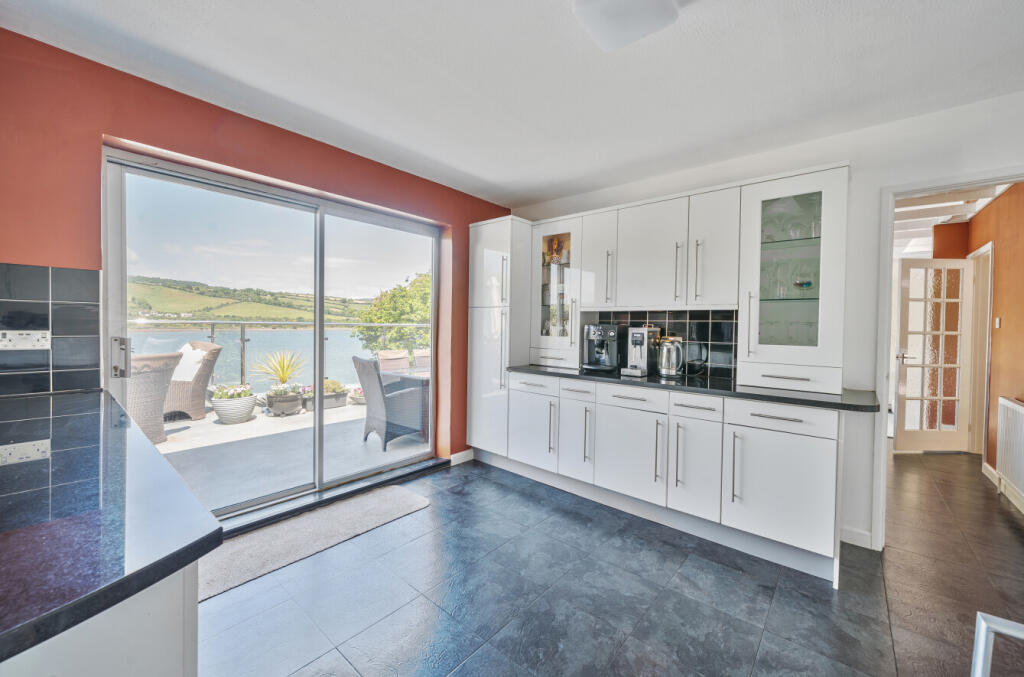 1284104-41-682b56...