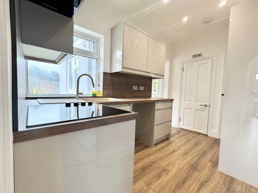 8 Whitehall Ln, Erith DA8 2DH, UK