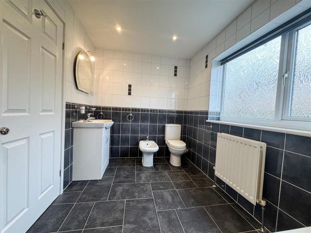 EN SUITE BATHROOM