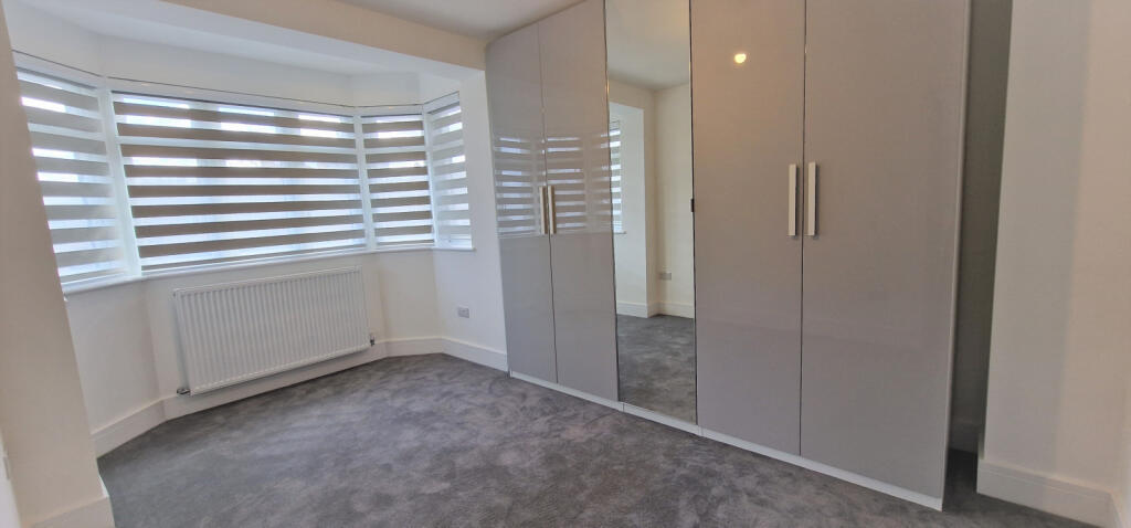FIRST FLOOR FRONT BEDROOM