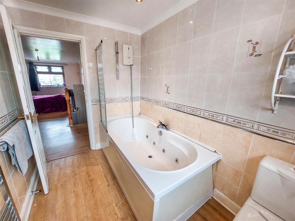 21-10-2025__12-19-48_On_Suite_Bathroom_b.xgRln.jpg