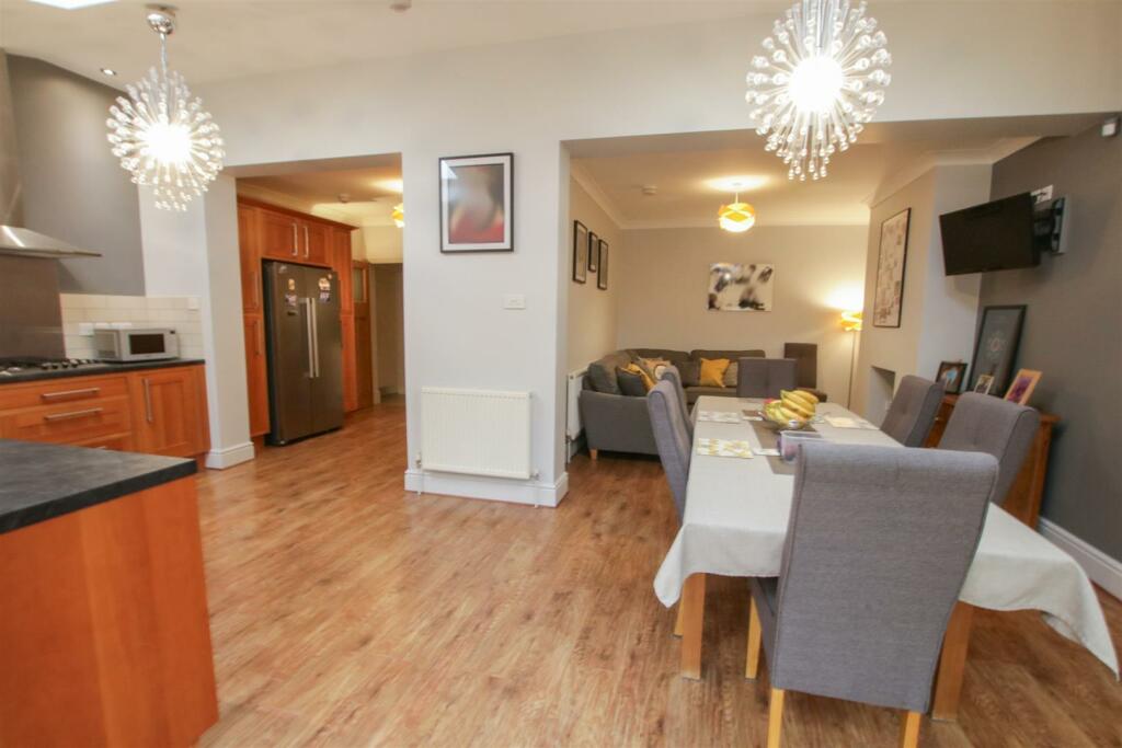 OPEN PLAN LIVING DINING KITCHEN