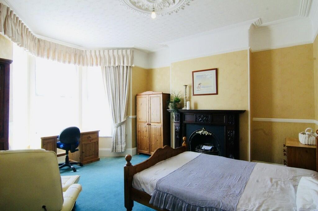 Lounge / Bedroom ...