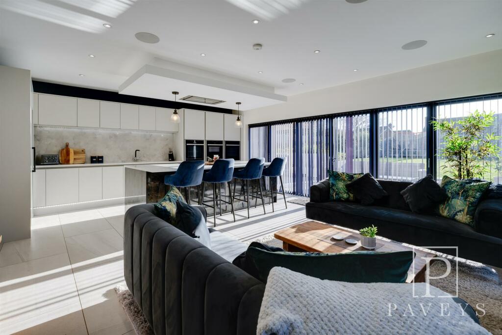 KITCHEN FAMILY ROOM