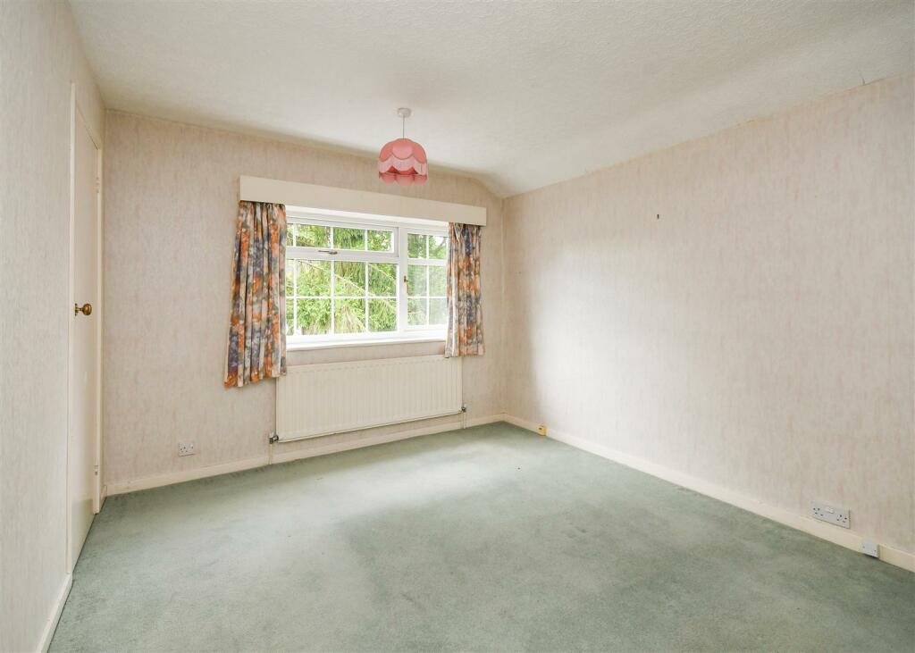 30 The Pavement - Bedroom 1.jpg