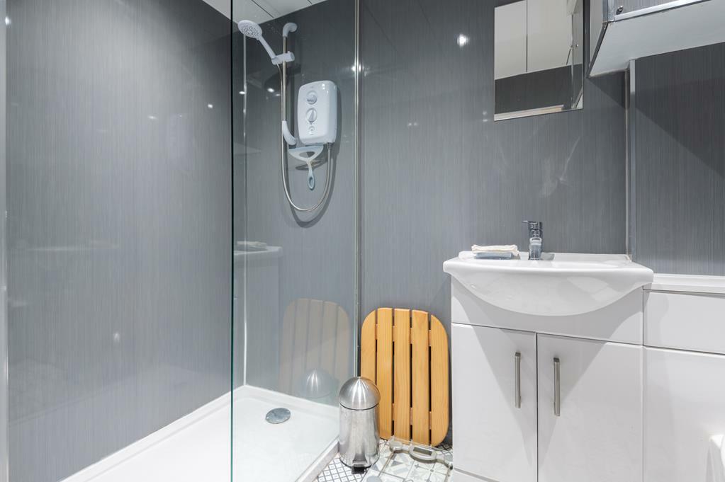 SHOWER ROOM 3