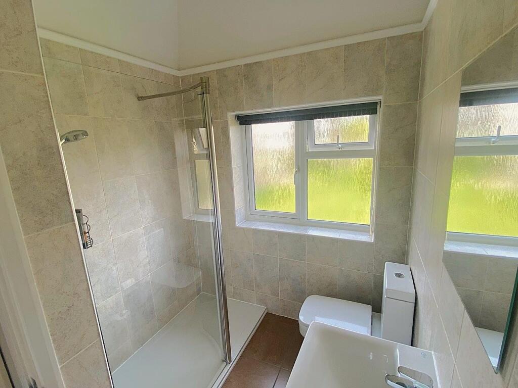 27 de la Warr Road - En Suite.jpg