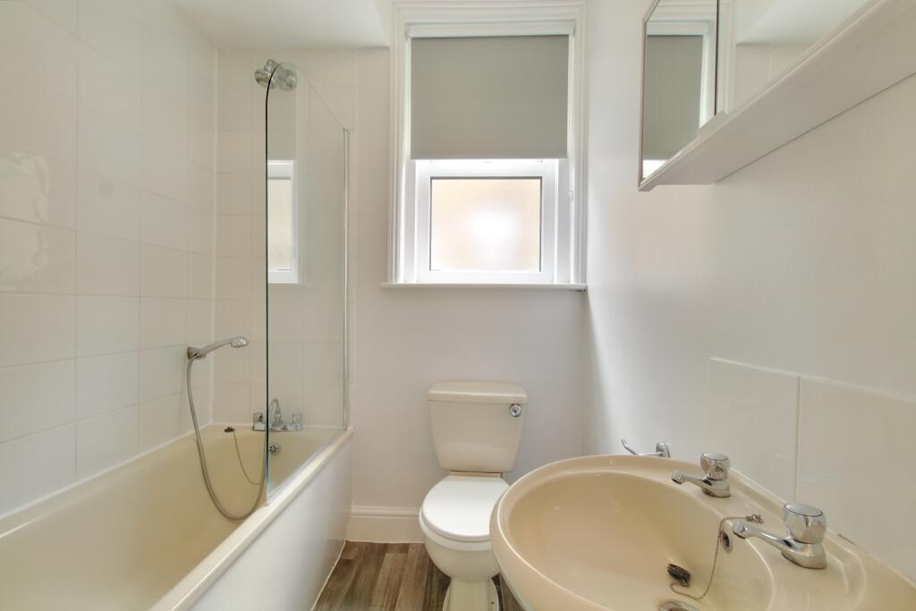 5.bathroom.jpg