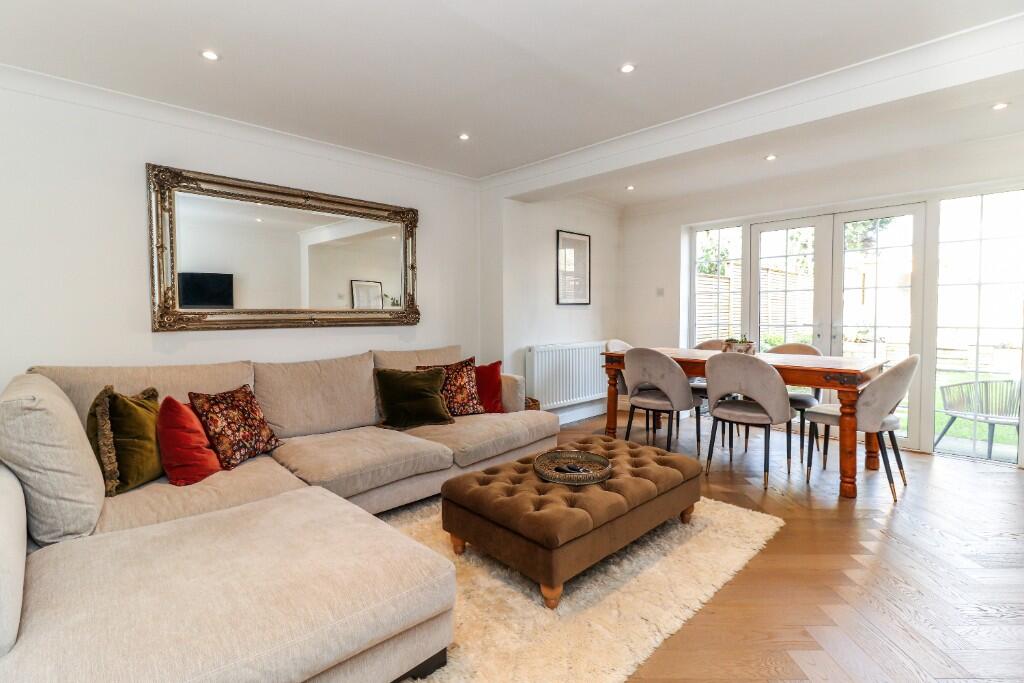 Sitting/dining room