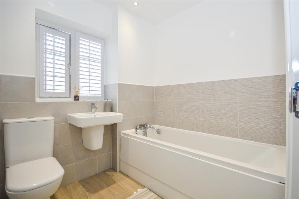 FAMILY BATHROOM/W.C.