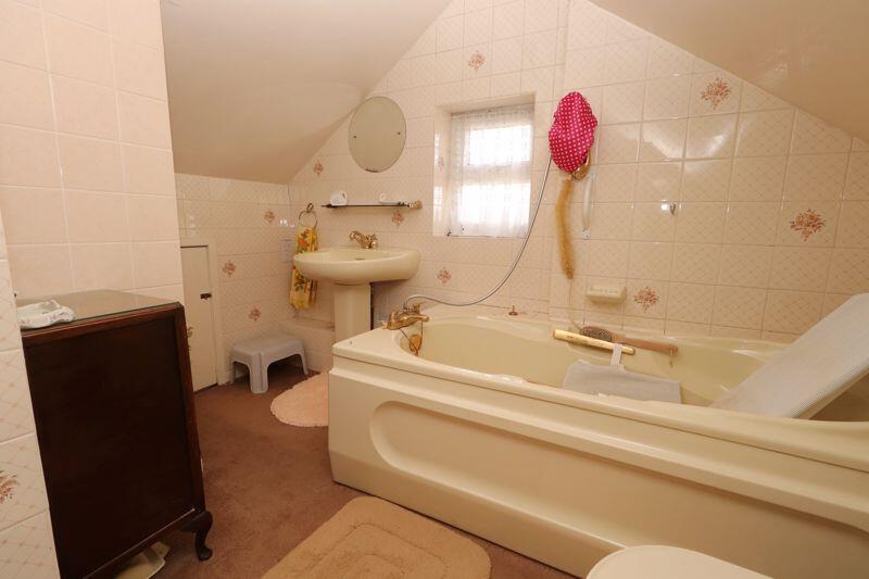En-Suite Bathroom (First Floor)