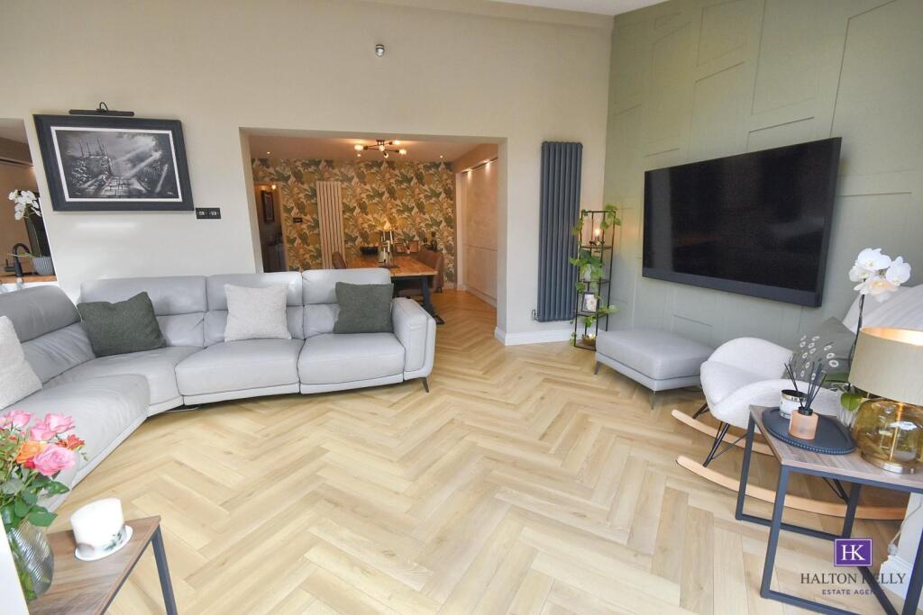 OPEN PLAN KITCHEN/DINING FAMILY AREA