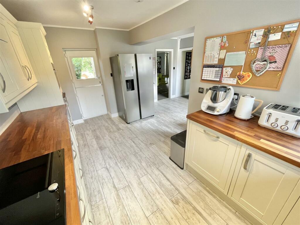 Dining Kitchen Aspect 3