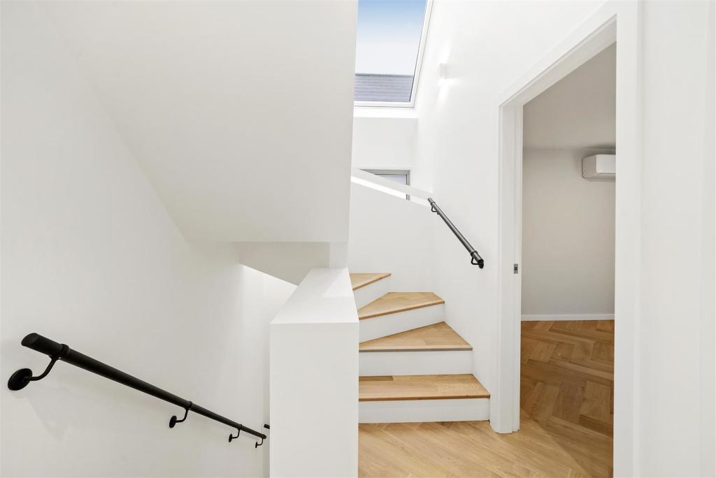 1 Acorn Close - Z9BB899Zm8Zn5lD6SpP5.jpg