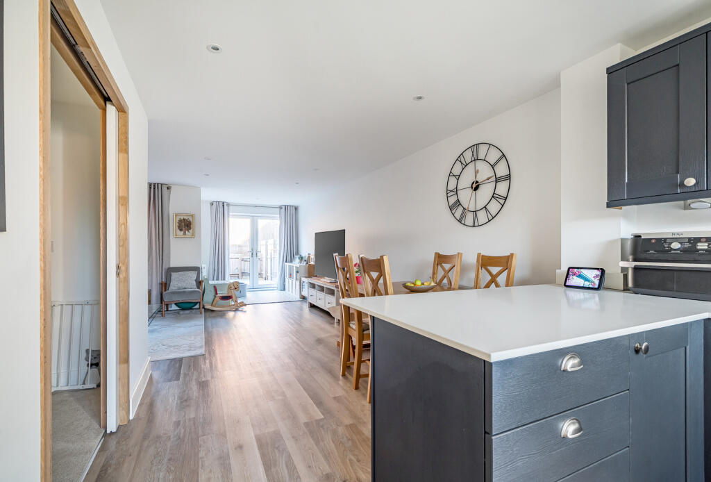 1380476-8-6925c17...