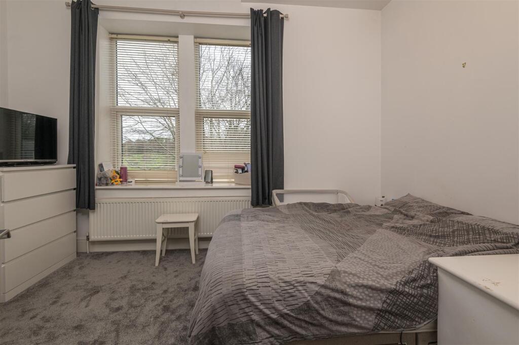16 - 181 Stainland Road HX4 9AJ.jpg