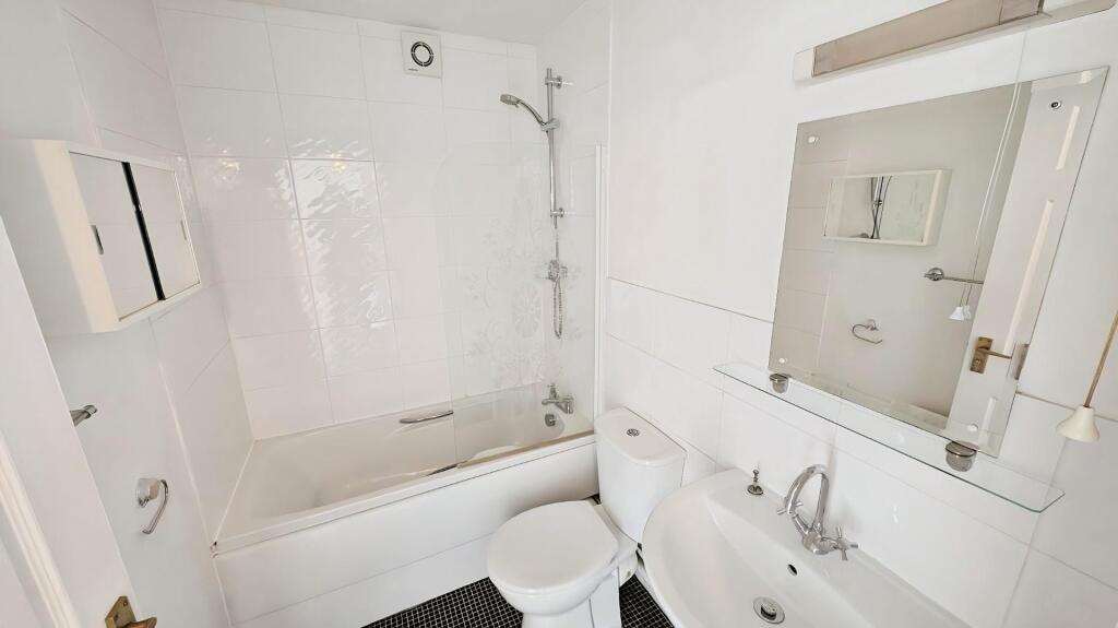 4 Larkrise bathroom a.jpg