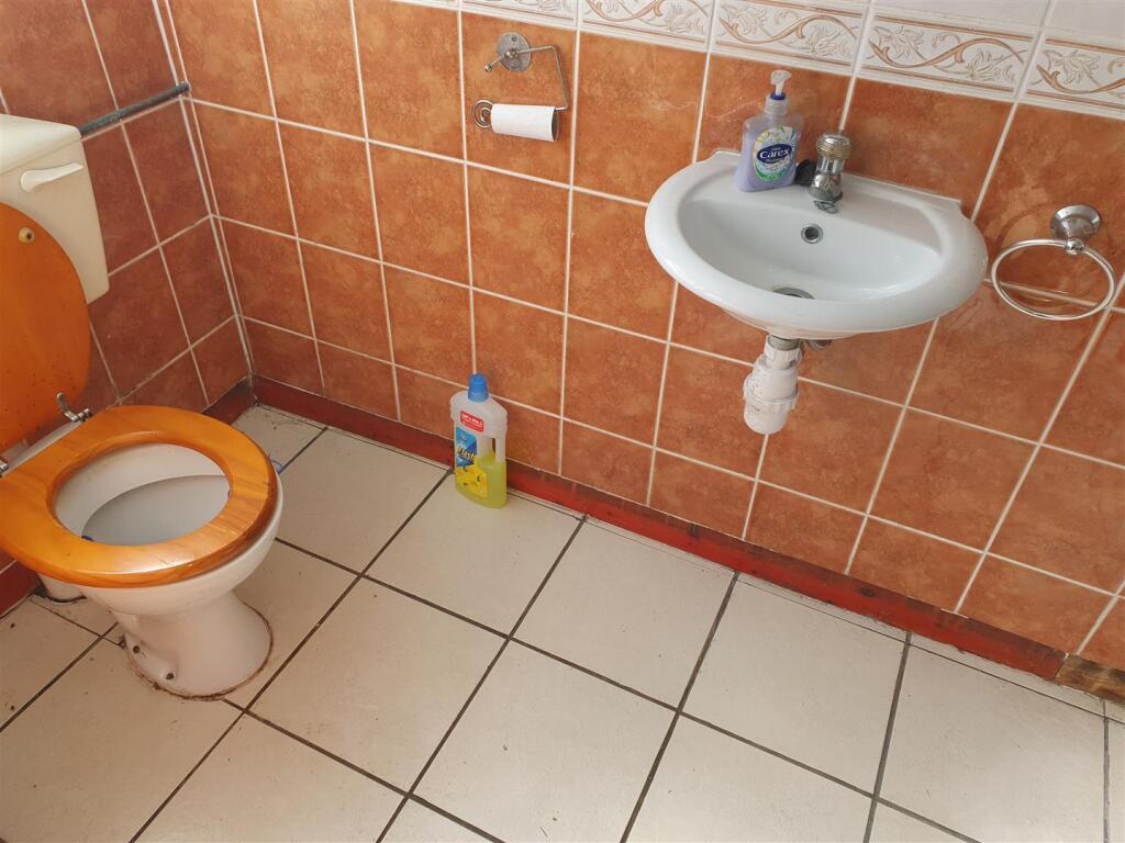 SHOWER ROOM/W.C