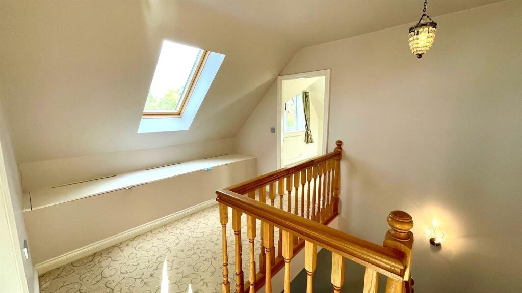 LARGE FIRST FLOOR LANDING/STUDY/DISPLAY AREA