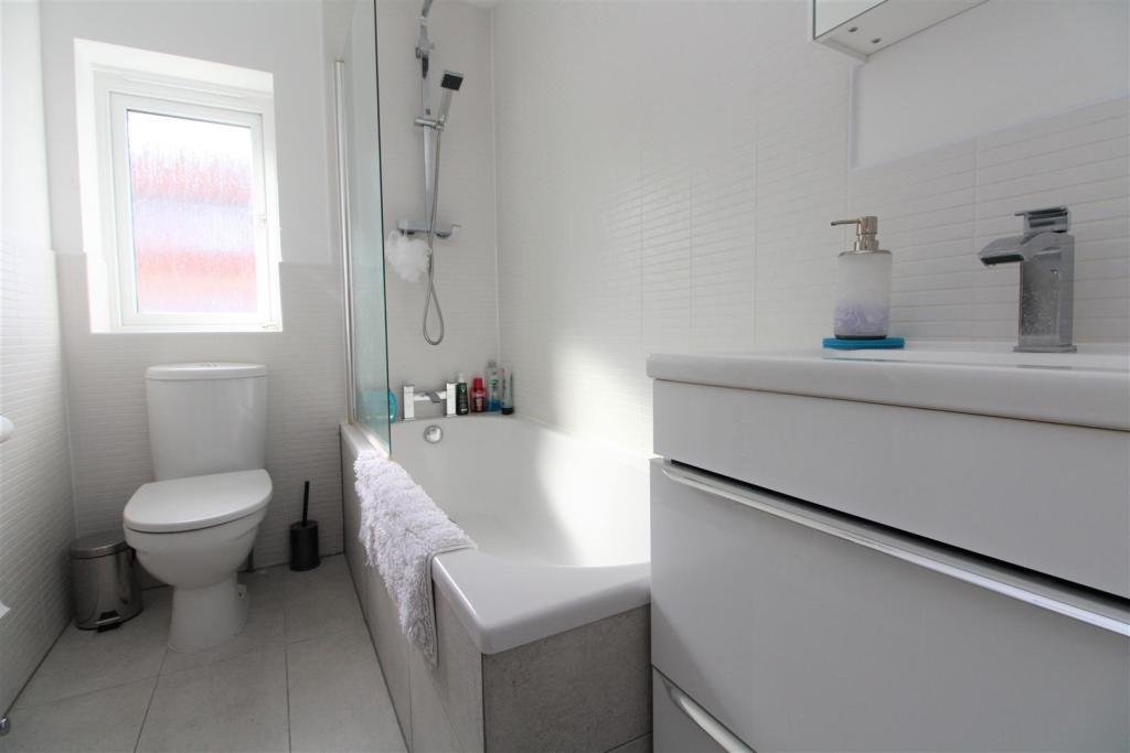 bathroom .jpg