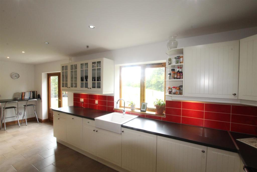 L-SHAPE KITCHEN/DINING ROOM
