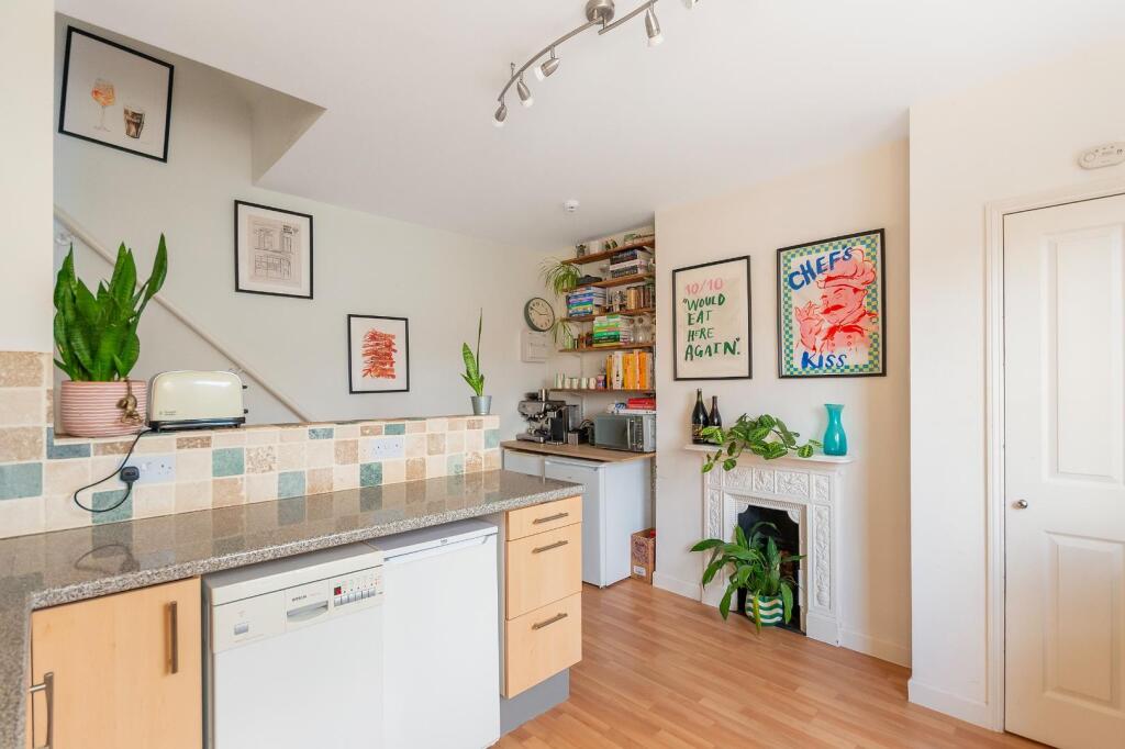 2Z4R6RD - Kitchen E.jpg