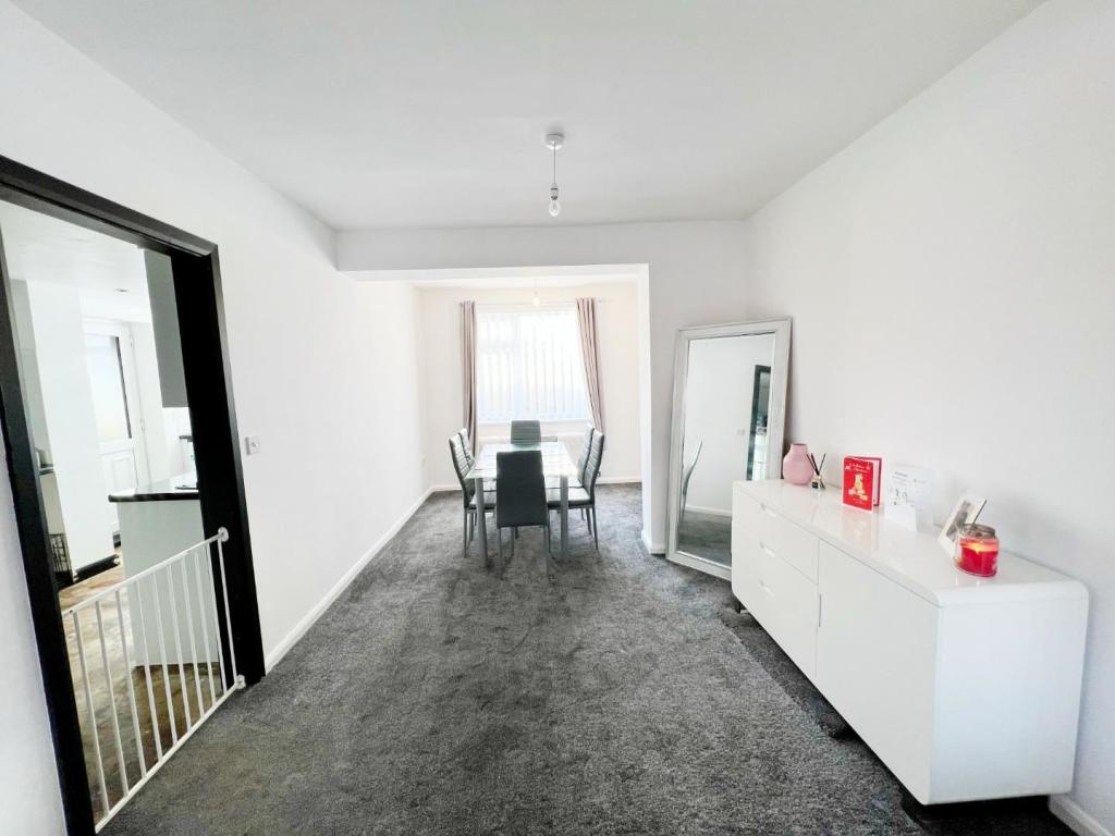 Dining Area pic 1.jpg