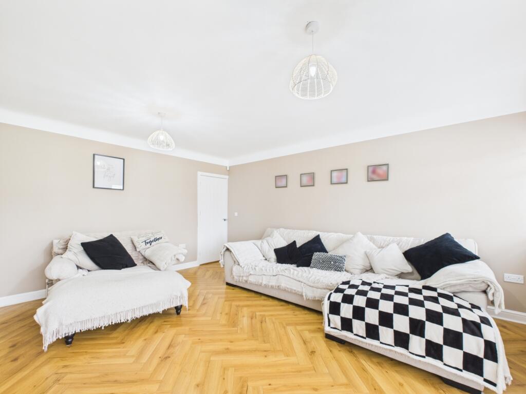 CAM02386G0-PR0149-STILL021