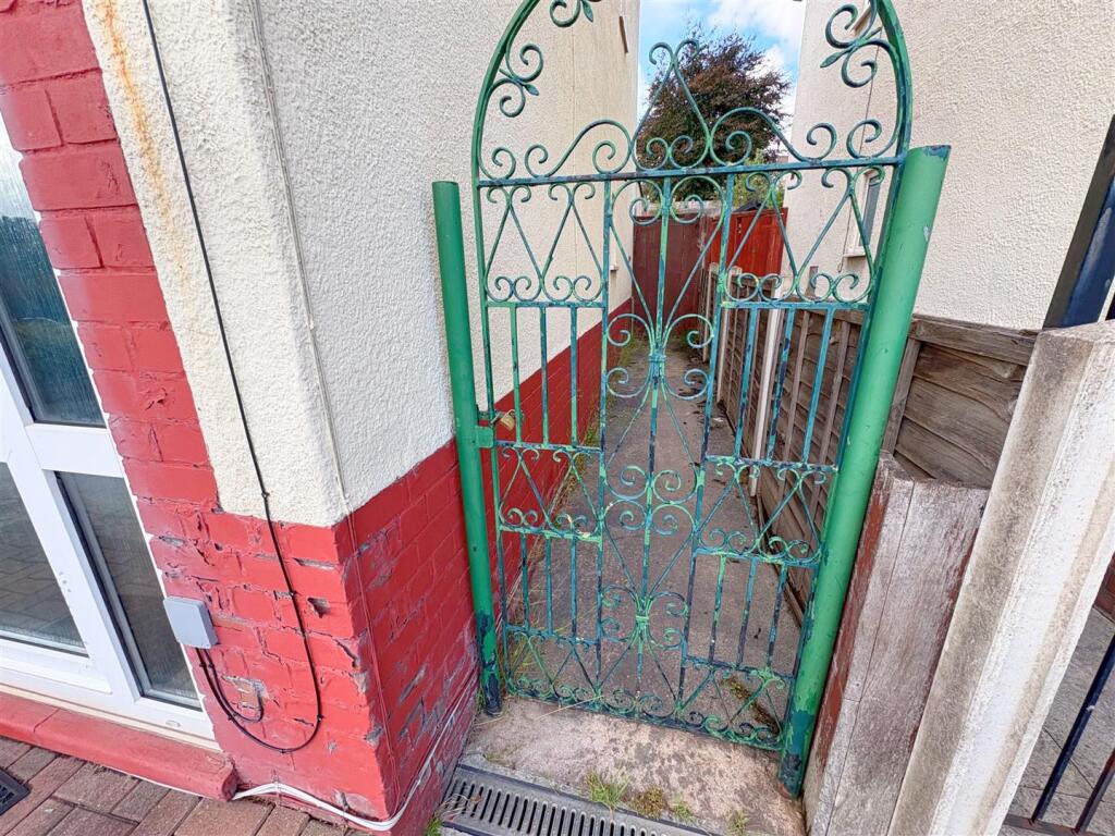 Side access to garden.jpg