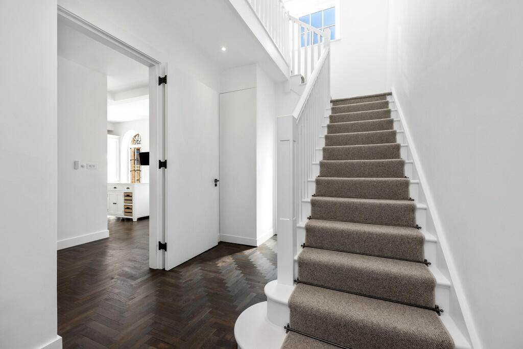 (16) Trafalgar Ga...