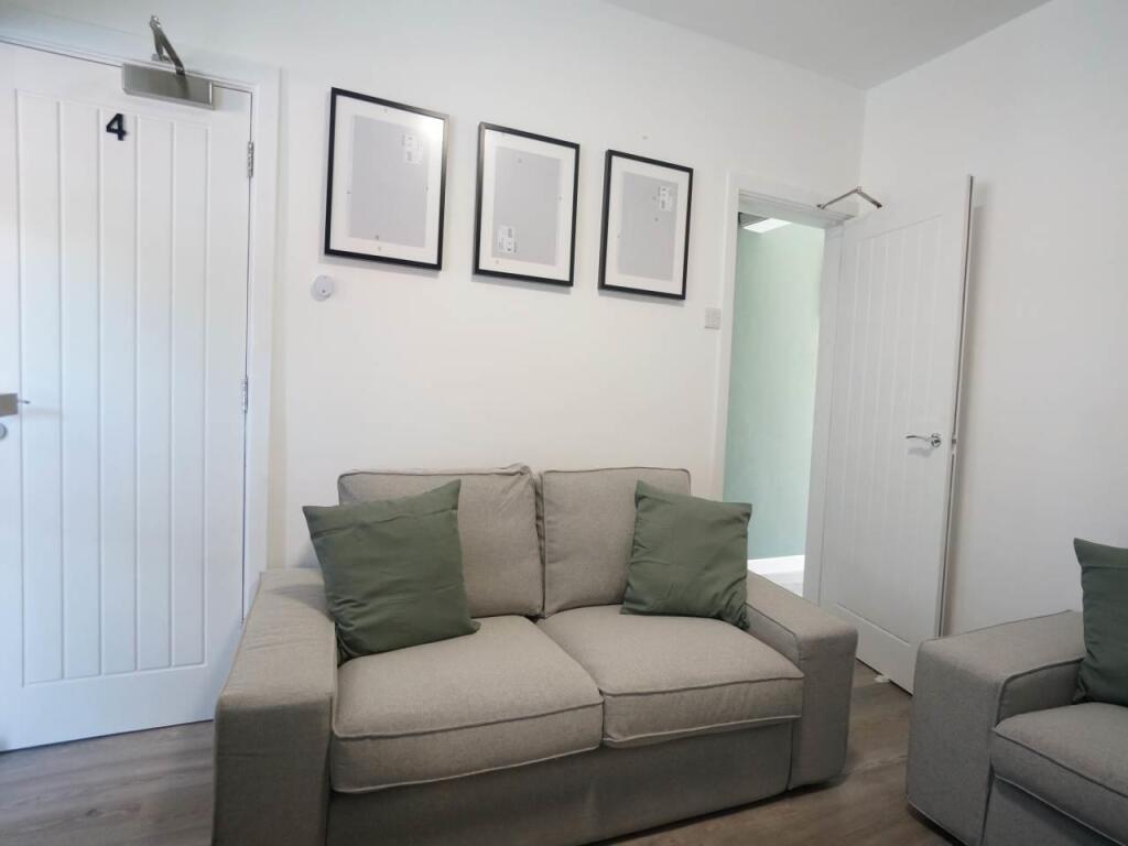 23PenchwintanRd_Living1.2.JPG