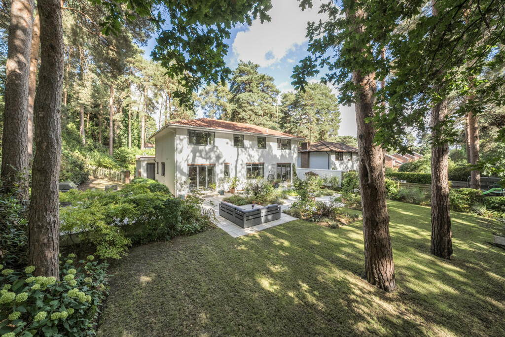 1348601-4-68bf1ee...