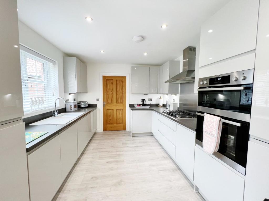 Kitchen Family Room 5.jpg