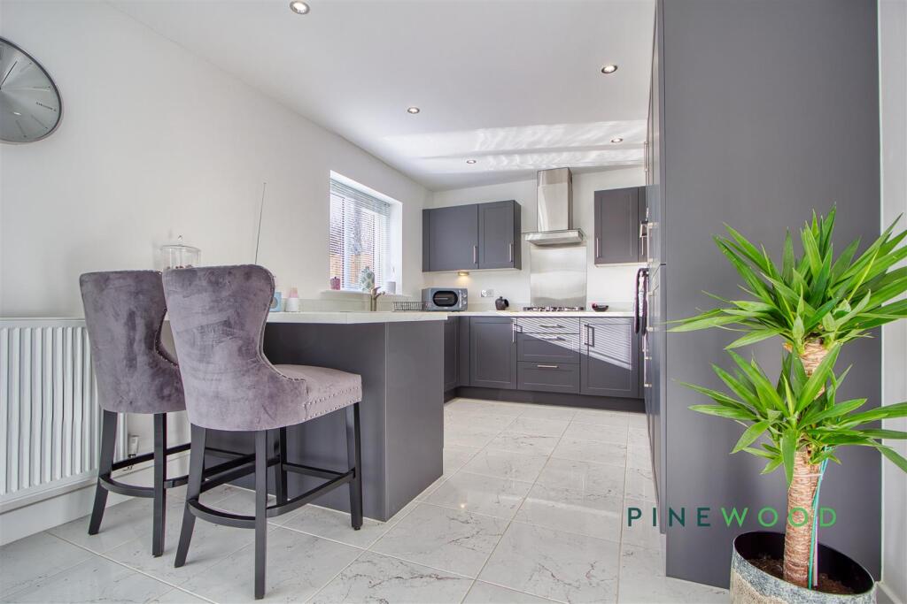 KITCHEN / DINING ROOM