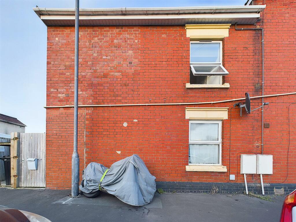 2 - Studio Flat In Avonmouth.jpg