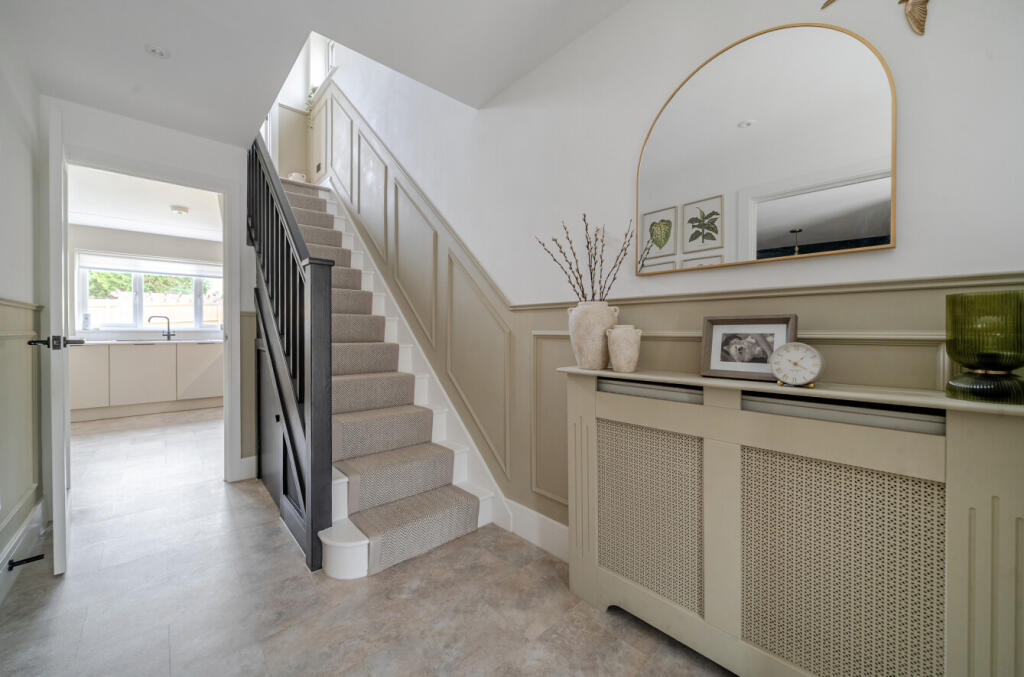 1372706-7-690b424...