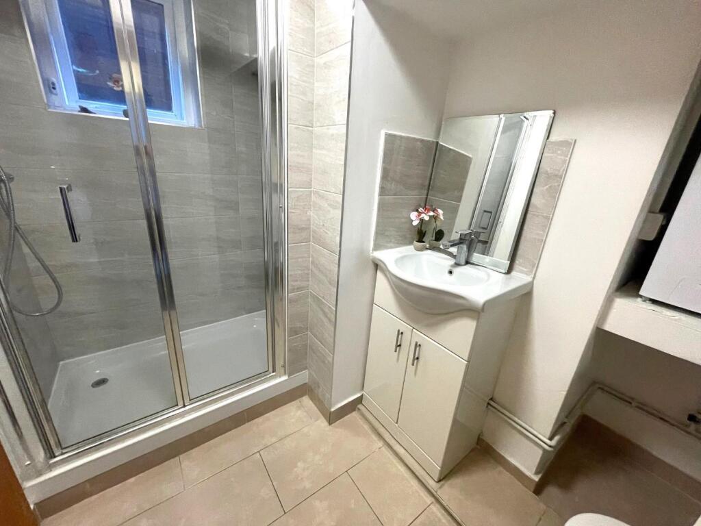 SHOWER ROOM.jpg