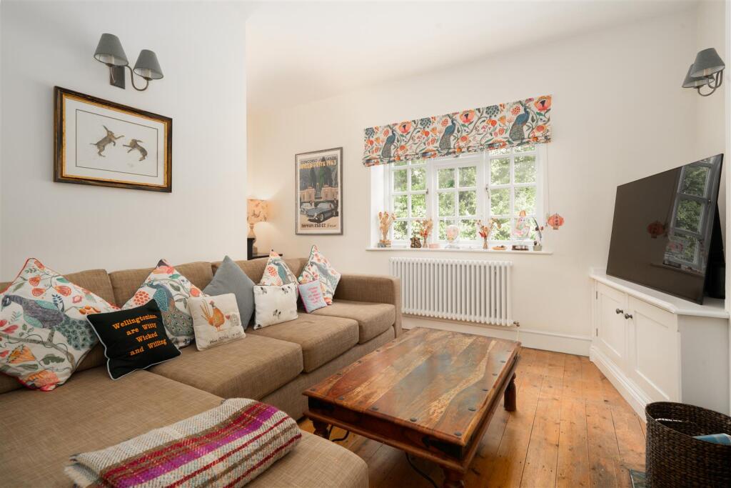 Living Room-2.jpg