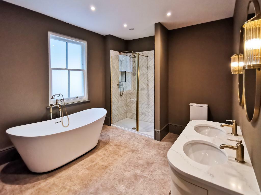 En suite bathroom (main bedroom)