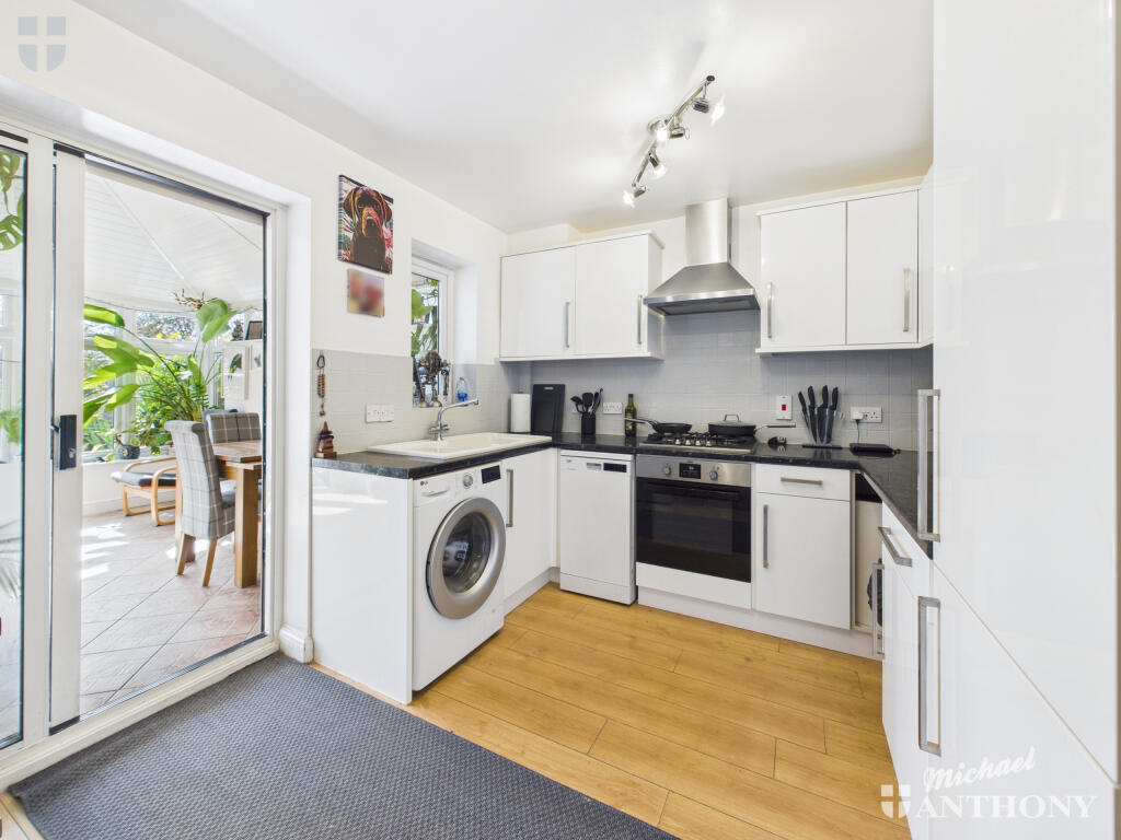 CAM03852G0-PR0419-STILL009