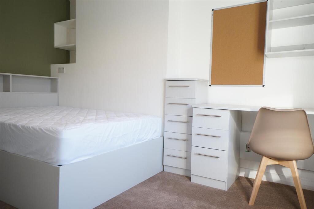 bedroom 4 (1).JPG