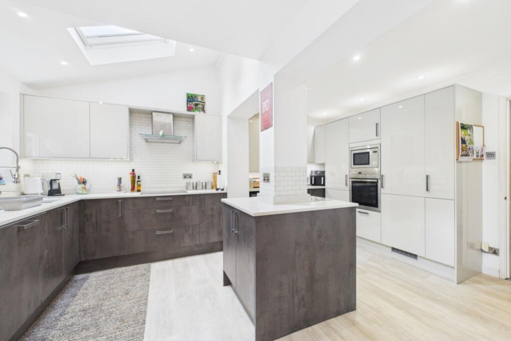 ewemove-goodwoodclose-openplan-kitchen