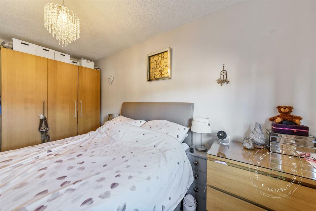 Ambergate-Drive-03.jpg