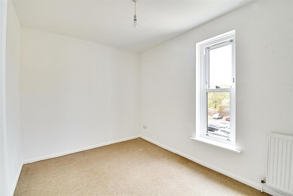 Bedroom 1_1.jpg