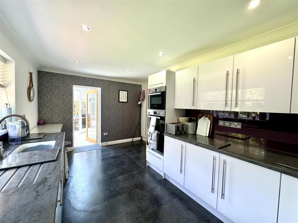 KITCHEN/BREAKFAST ROOM